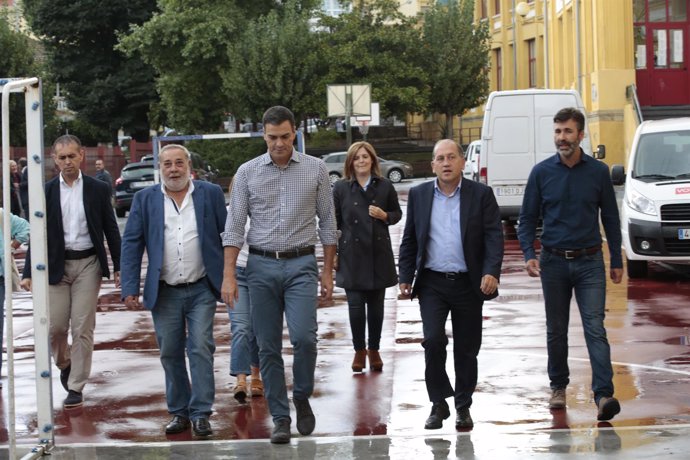 Pedro Sánchez, líder del PSOE, en A Coruña, junto a Leiceaga