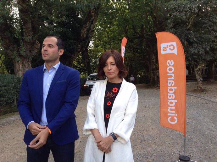 Ignacio Aguado y Cristina Losada, de Ciudadanos, en Santiago 25S