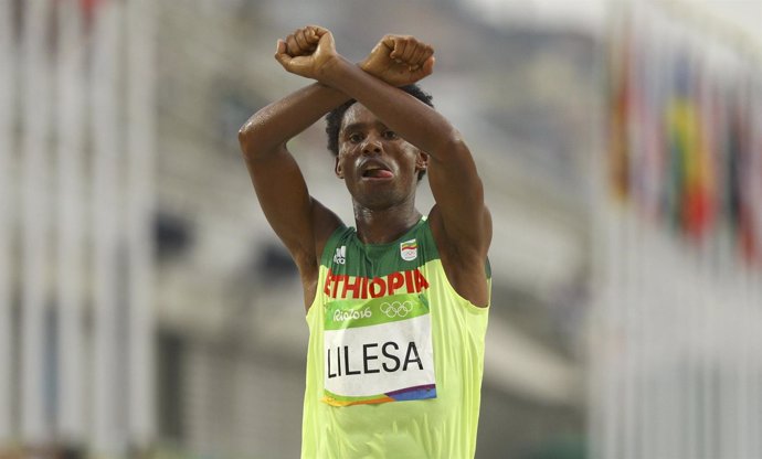 Protesta del atleta etíope Feyisa Lilesa
