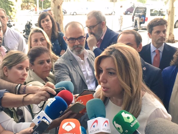 Susana Díaz atiende a los medios en Sevilla