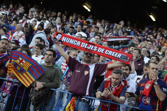 Aficionados mezclados durante la final de la Copa del Rey 2016