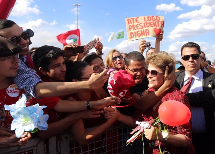 La expresidenta de Brasil Dilma Rousseff abandona el Palacio de Alvorada