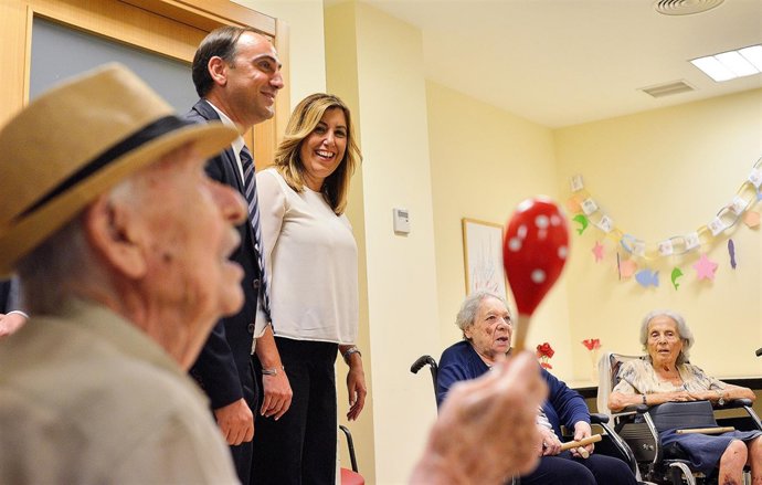Susana Díaz visita la residencia de mayores Fundomar Bermejales