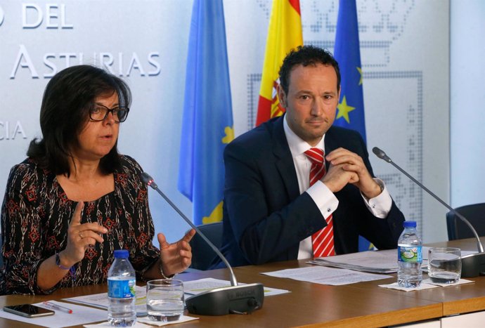 La consejera de Desarrollo Rural, María Jesús Álvarez; y Guillermo Martínez