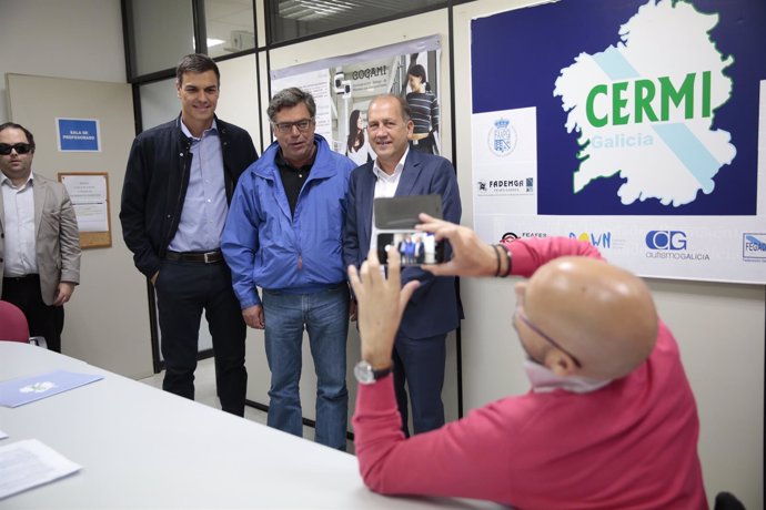 Pedro Sánchez y Xoaquín Fernández Leiceaga, en la campaña del PSdeG para el 25S