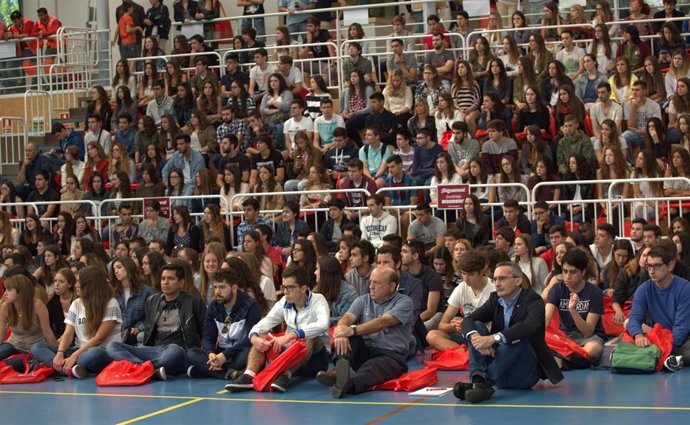 Rector UR Julio Rubio con estudiantes universitarios