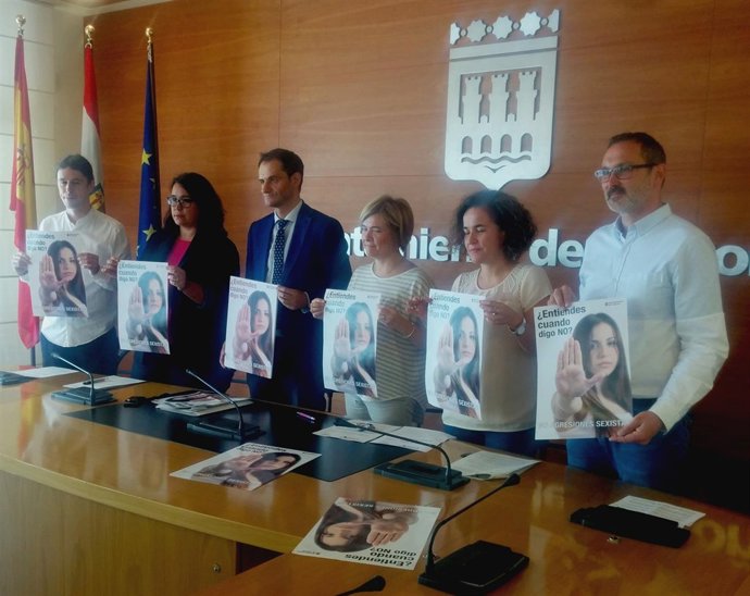 Los responsables municipales, con los carteles de la campaña