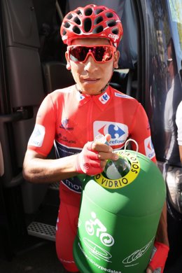 Nairo Quintana, ganador de La Vuelta 2016, reciclando vidrio