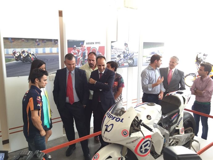 Dani Pedrosa durante la visita a la exposición de la UPCT