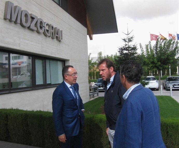  Óscar Puente Conversa Con El Director General De Mozograu, Fernando Mozo