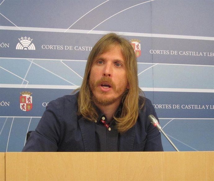 El portavoz parlamentario de Podemos, Pablo Fernández