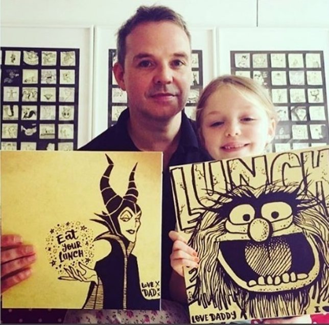 Un padre hace a su hija un dibujo diario para el colegio