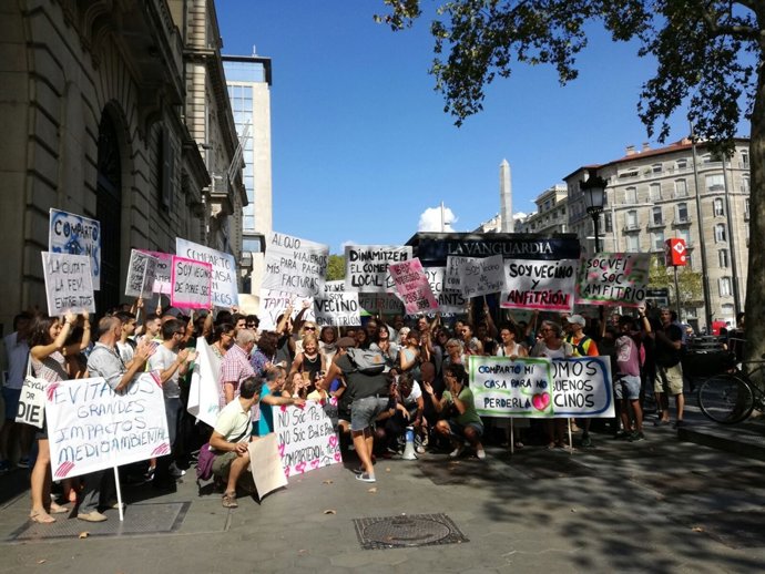 Concentración de Veïns i Amfitrions de Barcelona antes de entregar las alegacion