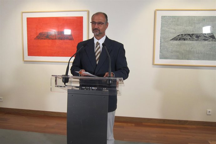 Fuentes atiende a los medios tras la reunión con Herrera