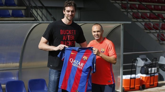 Paul Gasol con Iniesta en un entrenamiento del FC Barcelona