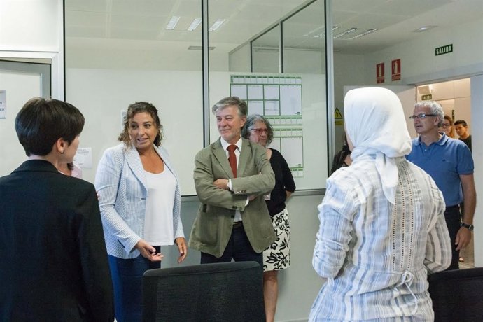 El alcalde con refugiados