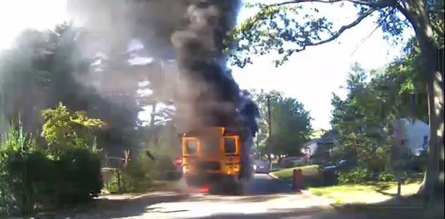 Una conductora de un autobús escolar salva a 20 niños de un incendio
