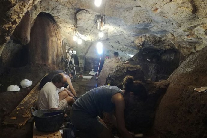 EXCAVACIONES EN LA COVA DEL RANDERO