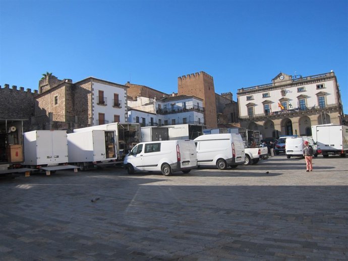 La Plaza Mayor de Cáceres con los camiones para los rodajes