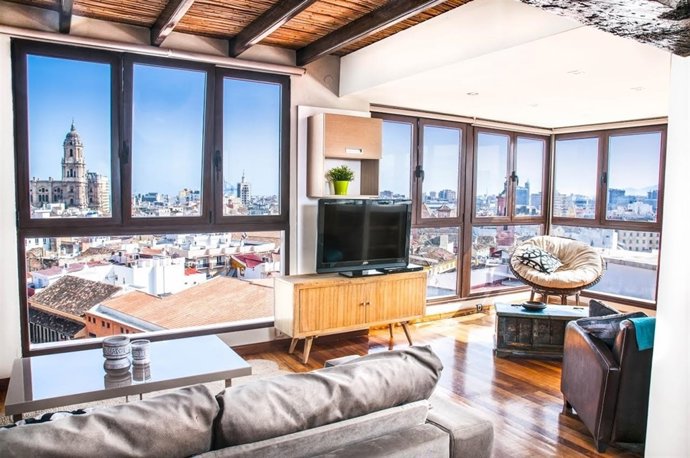 Información De Prensa // La Demanda De Alquiler Vacacional En España Aumenta Un 