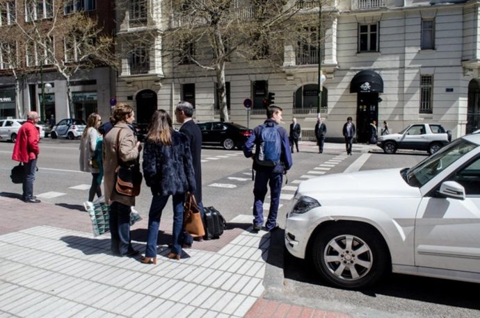 Tránsito, gente, Madrid, paso de cebra, semaforos, coches