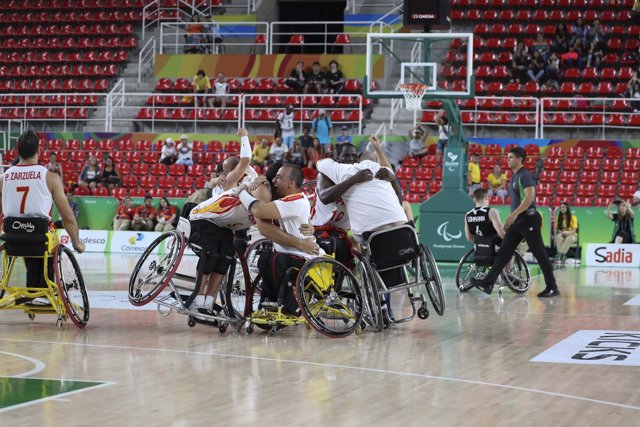 La selección española de baloncesto en silla de ruedas celebra su pase a semis