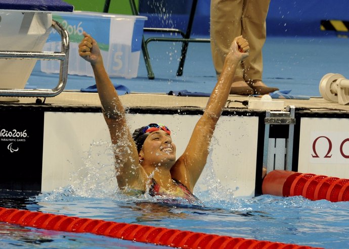Michelle Alonso, celebra su oro en los 100 braza SB14