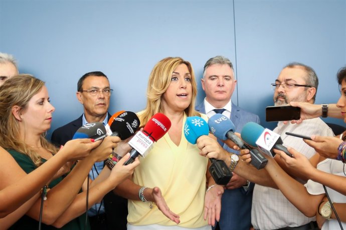 Susana Díaz atiende a los medios en Cumbres Mayores (Huelva)