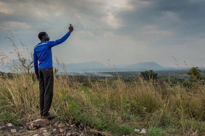 Un joven sursudanés intenta acceder a Internet en Uganda. 