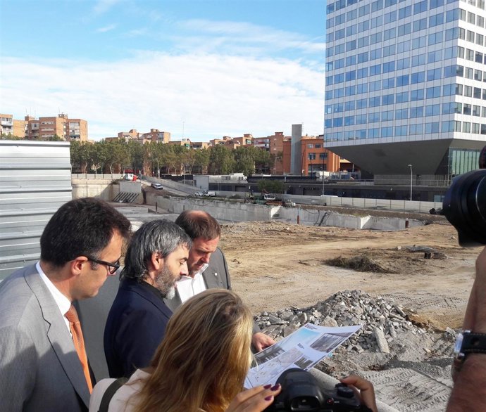 El vicepresidente O.Junqueras en las obras del edificio de la Zona Franca
