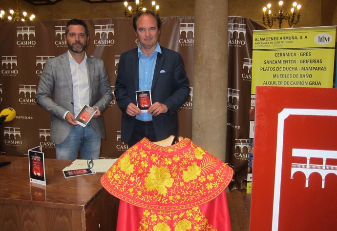 Julio López (izq) y Jesús Bustamante presentan 'Los Toros a Escena'