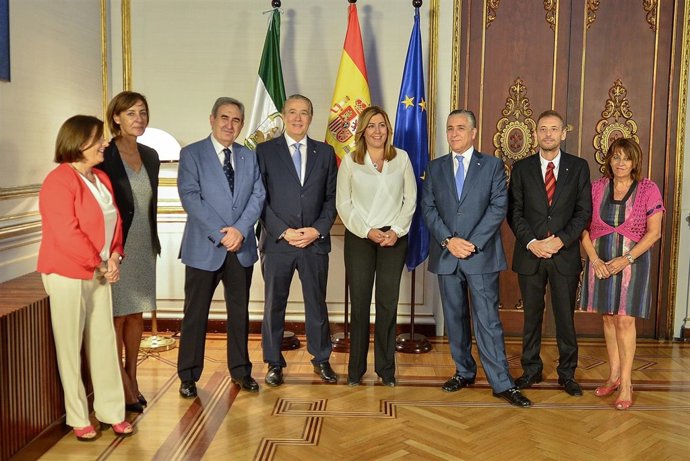 La presidenta de la Junta, Susana Díaz, se reúne con representantes de Cruz Roja