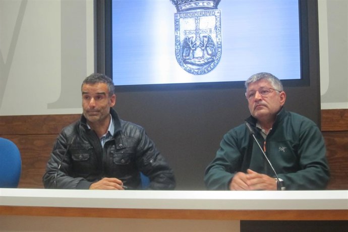 Los bomberos representantes de CSI, Miguel Ordóñez y Manuel Díaz.