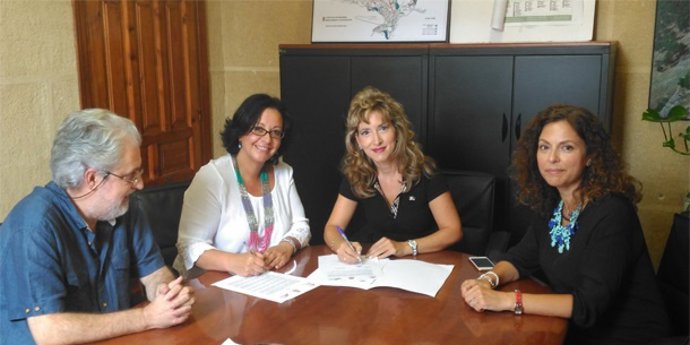 Firma del acuerdo entre UPTA Andalucía y el Imefe.