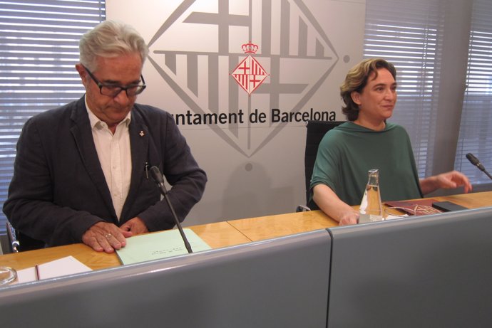 Concejal Josep Maria Montaner, alcaldesa de Barcelona Ada Colau 