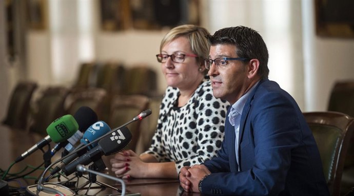 El presidente de la Diputación y la consellera de Vivienda atienden a los medios