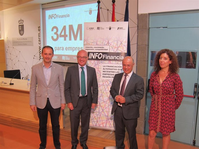 Carrillo y Hernández, en el centro, durante la presentación de las ayudas