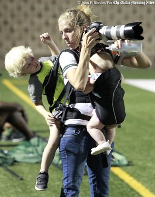 Una 'supermadre' hace fotos, habla con su hijo de tres y da el biberon al bebé 