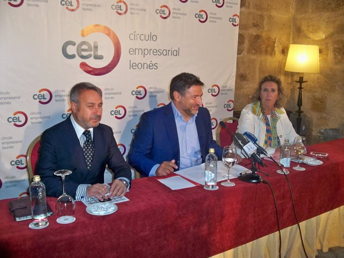 Julio césar Alvarez , presidente de CEL, en el medio. 