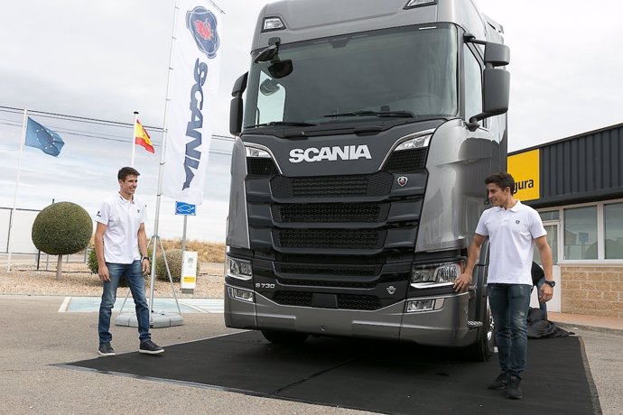 Marc Márquez y Álex Márquez conducen un camión Scania 
