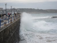 Santander pone en marcha un dispositivo de seguridad por la alerta naranja en el mar