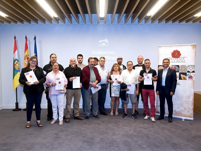 Carné de artesanos entrega