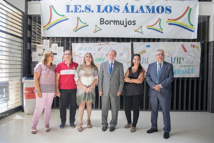 VILLALOBOS INAUGURA CURSO ESCOLAR EN BORMUJOS