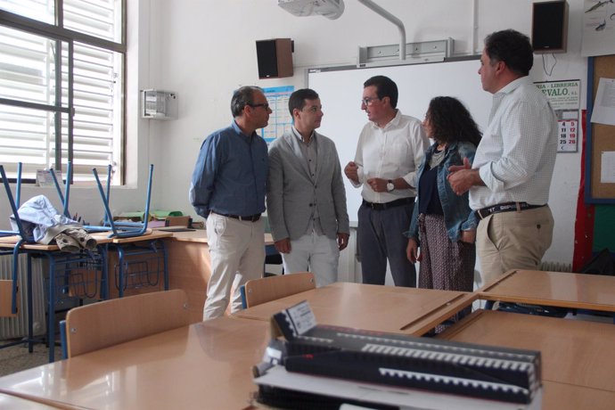 El PP visita un colegio en Valdelamusa que asegura está desmantelado