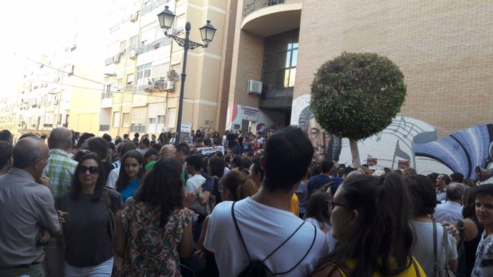 Protesta de familiares y alumnos en el Conservatorio de Música y Danza