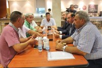 El presidente de la Comunidad se reúne los representantes del sector agrario concentrados ante la Asamblea