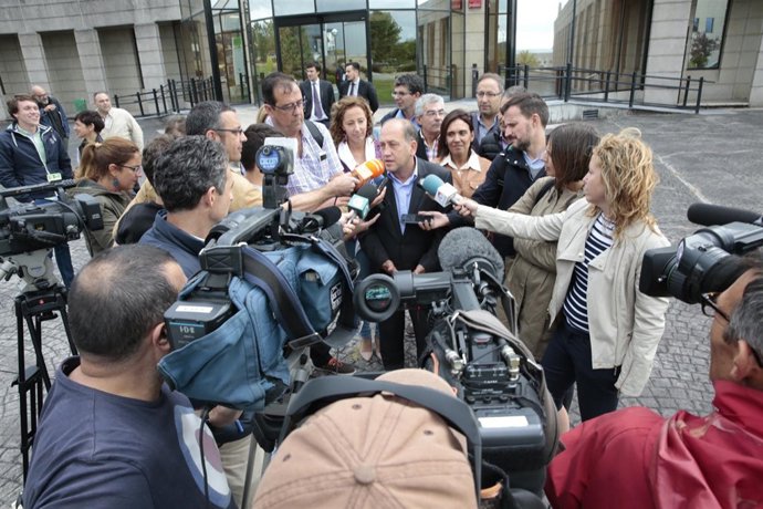 El candidato del PSdeG, Xoaquín Fernández Leiceaga, en San Cibrao