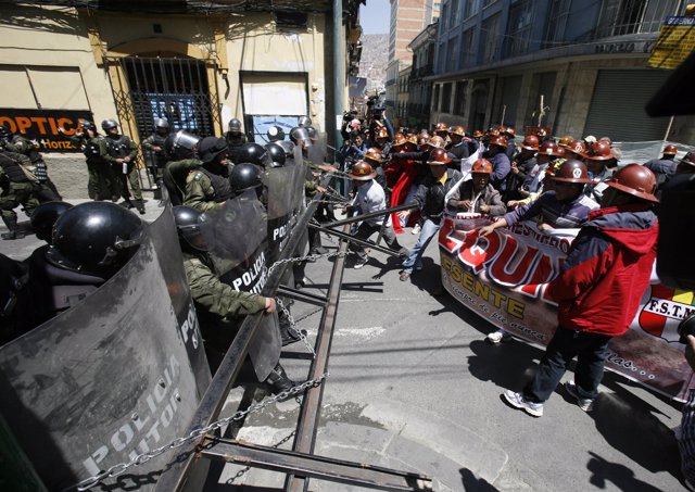 Mineros de La Paz bloquean la ciudad en protestas