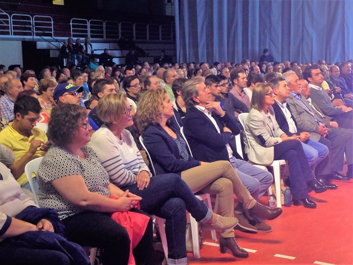 López Crespo, candidato del PP por A Coruña, en un mitin en Ribeira