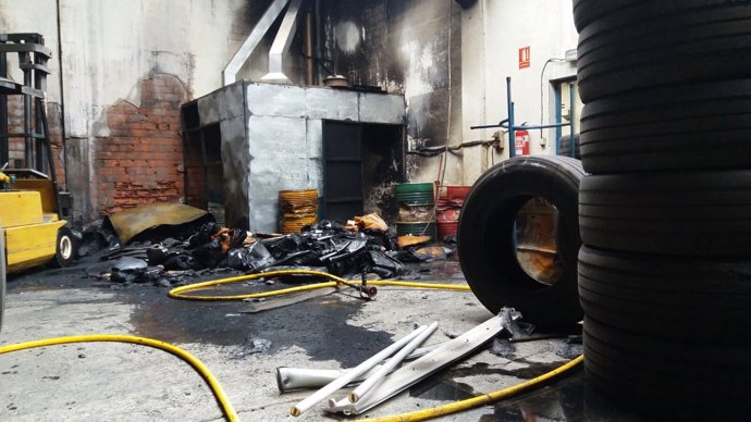 Los bomberos han sofocado un incendio en una empresa de neumáticos en Cadrete